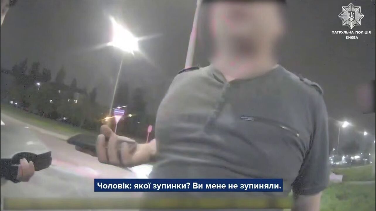 У Києві п’яний водій Mercedes на швидкості протаранив відбійник та влаштував сварку з поліцією. Відео