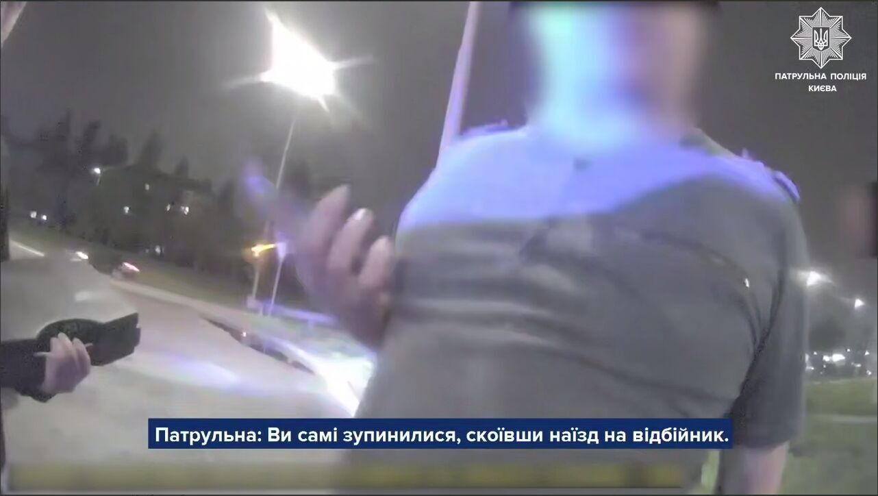 У Києві п’яний водій Mercedes на швидкості протаранив відбійник та влаштував сварку з поліцією. Відео
