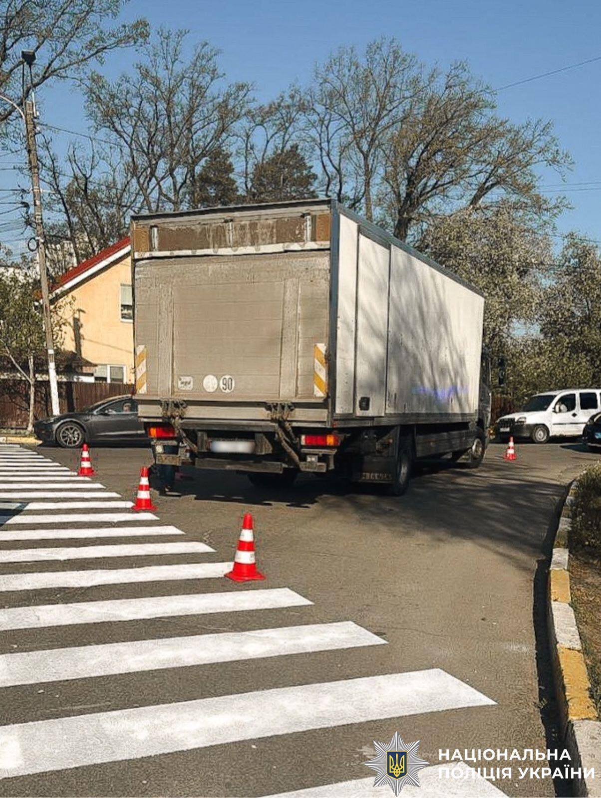 Під Києвом вантажівка на переході збила дівчинку. Подробиці, фото та відео
