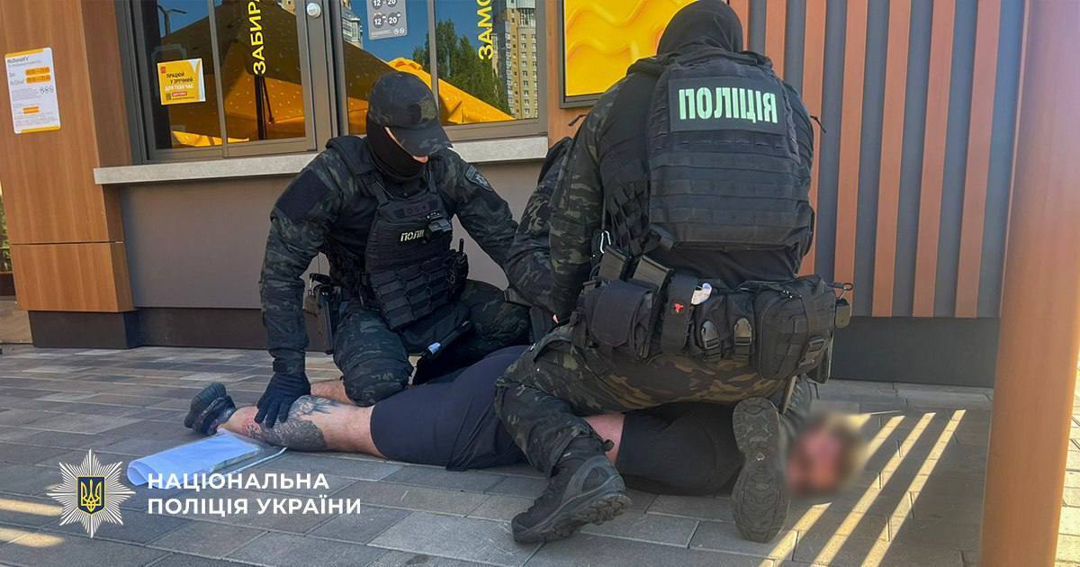 Фальшива хвороба або інвалідність: у Києві на гарячому затримали чоловіка, який заробляв на ухилянтах. Фото та відео