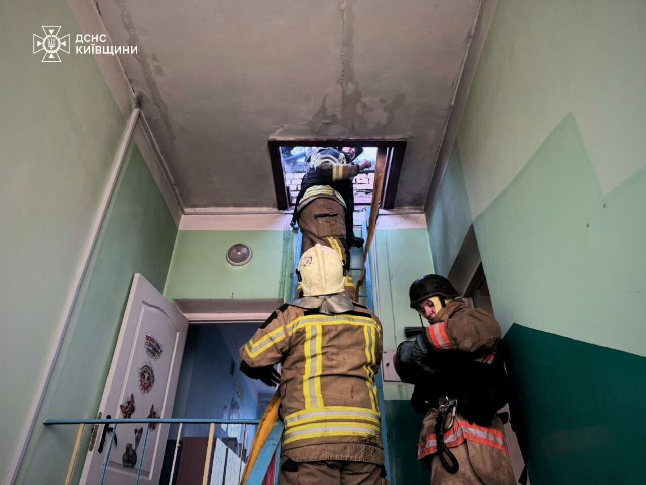 На Киевщине в результате вражеской атаки повреждены дома и детсад: произошел пожар. Фото