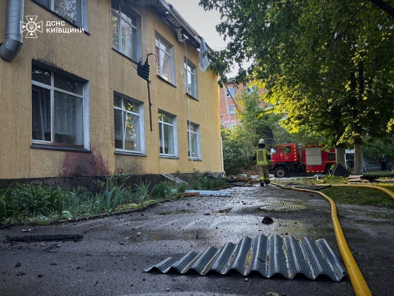 На Киевщине в результате вражеской атаки повреждены дома и детсад: произошел пожар. Фото