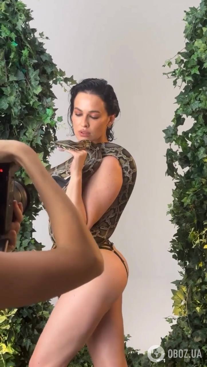 Зірка Playboy Даша Астафʼєва роздягнулася для спокусливих фото з живою змією