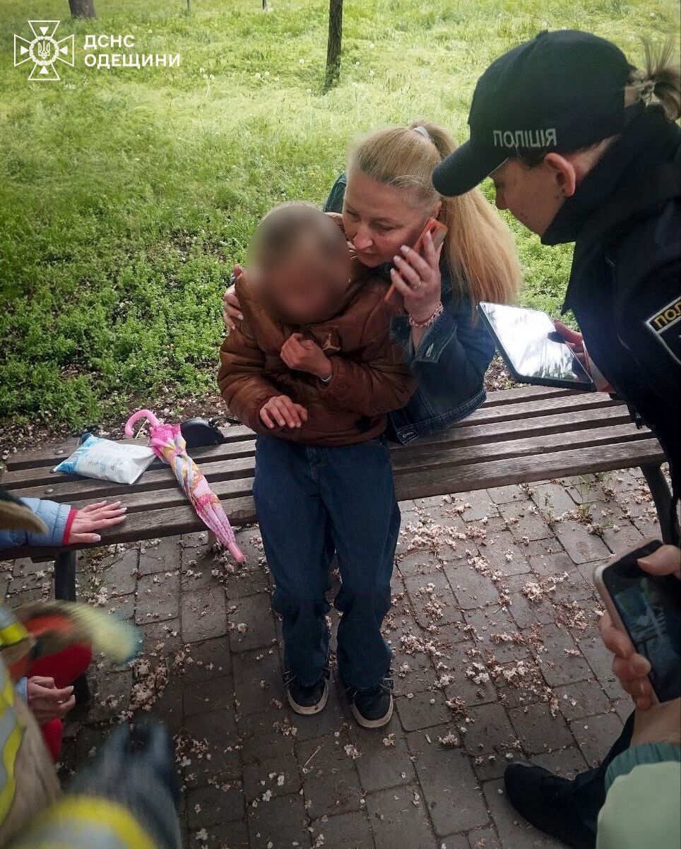 В Одесі 10-річна дівчинка провалилася під тротуарну плитку: рятувальники встигли вчасно. Фото і відео