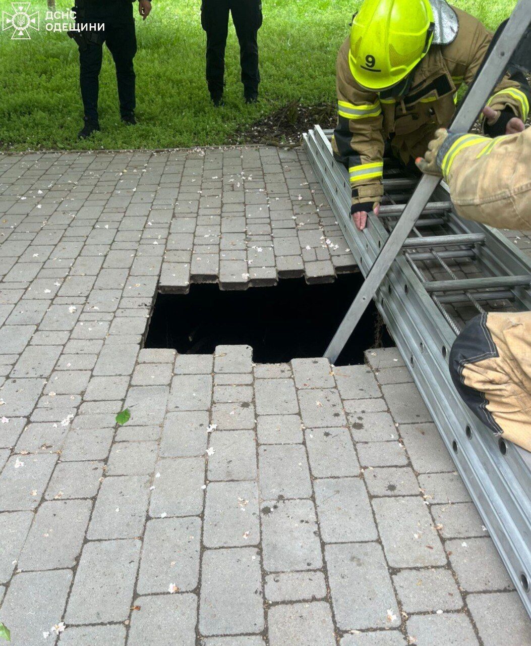 В Одесі 10-річна дівчинка провалилася під тротуарну плитку: рятувальники встигли вчасно. Фото і відео