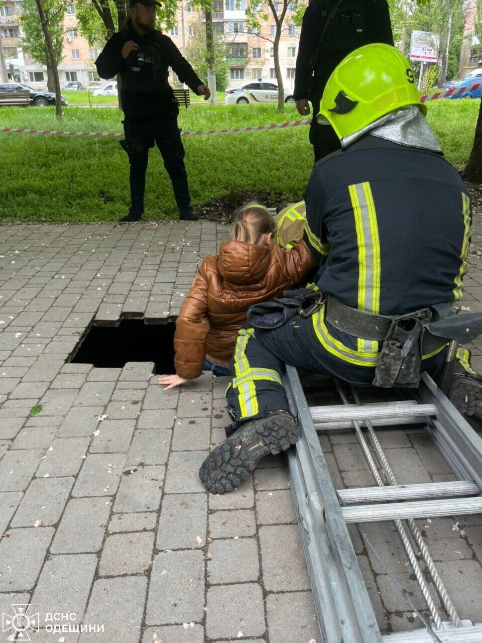 В Одесі 10-річна дівчинка провалилася під тротуарну плитку: рятувальники встигли вчасно. Фото і відео