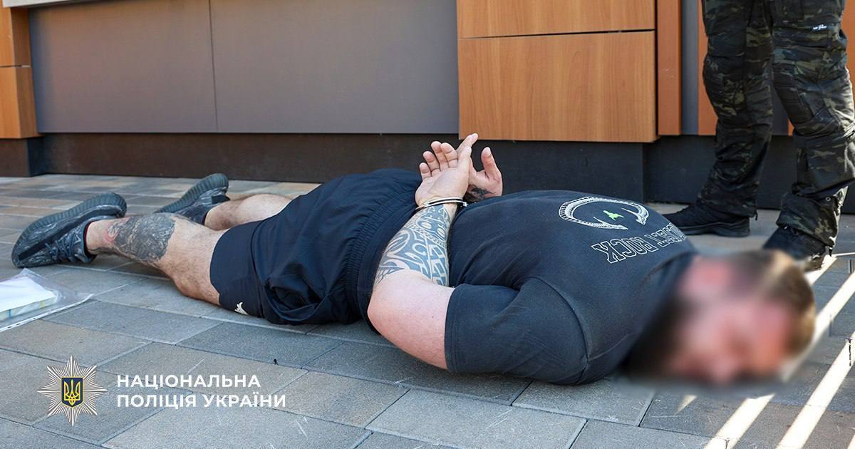 Фальшива хвороба або інвалідність: у Києві на гарячому затримали чоловіка, який заробляв на ухилянтах. Фото та відео