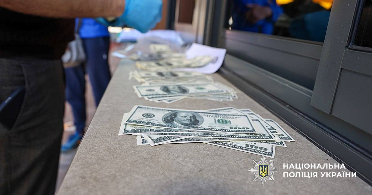 Фальшива хвороба або інвалідність: у Києві на гарячому затримали чоловіка, який заробляв на ухилянтах. Фото та відео