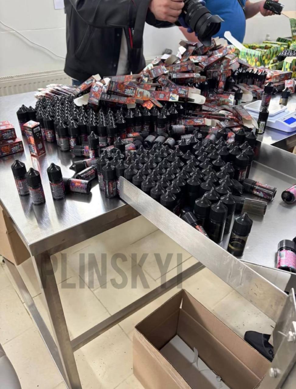 Силовики проверяют склады и изымают товар