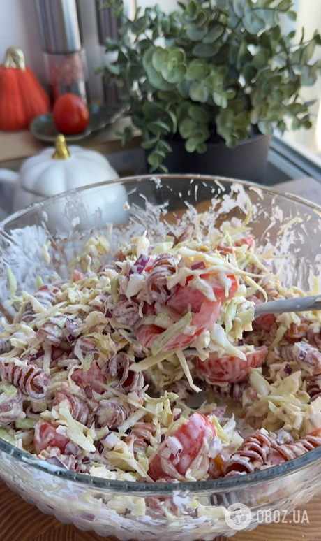 Трендовый салат с хрустящими макаронами: как приготовить