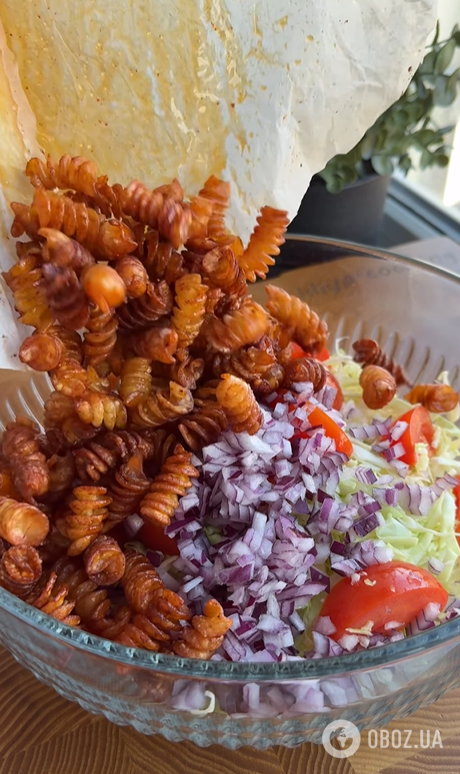 Трендовый салат с хрустящими макаронами: как приготовить