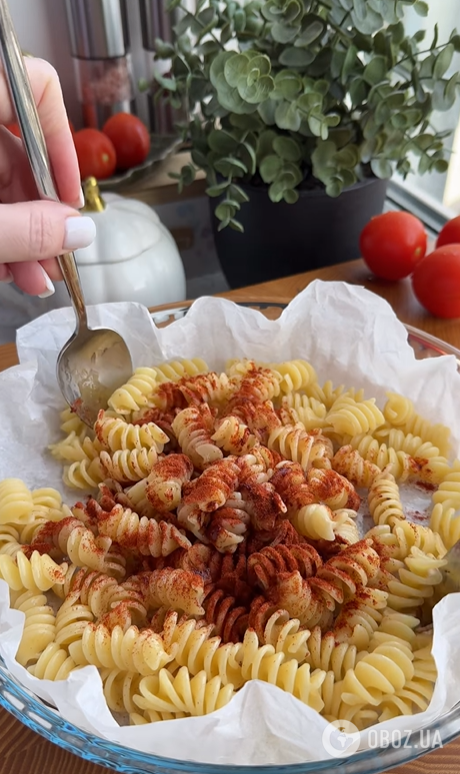 Трендовый салат с хрустящими макаронами: как приготовить