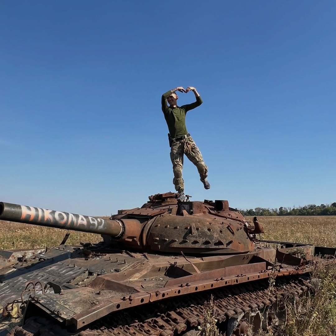 Літав гелікоптером в оточений Маріуполь і пройшов полон: що відомо про чоловіка, який кинув яйцем в Єрмака. Відео