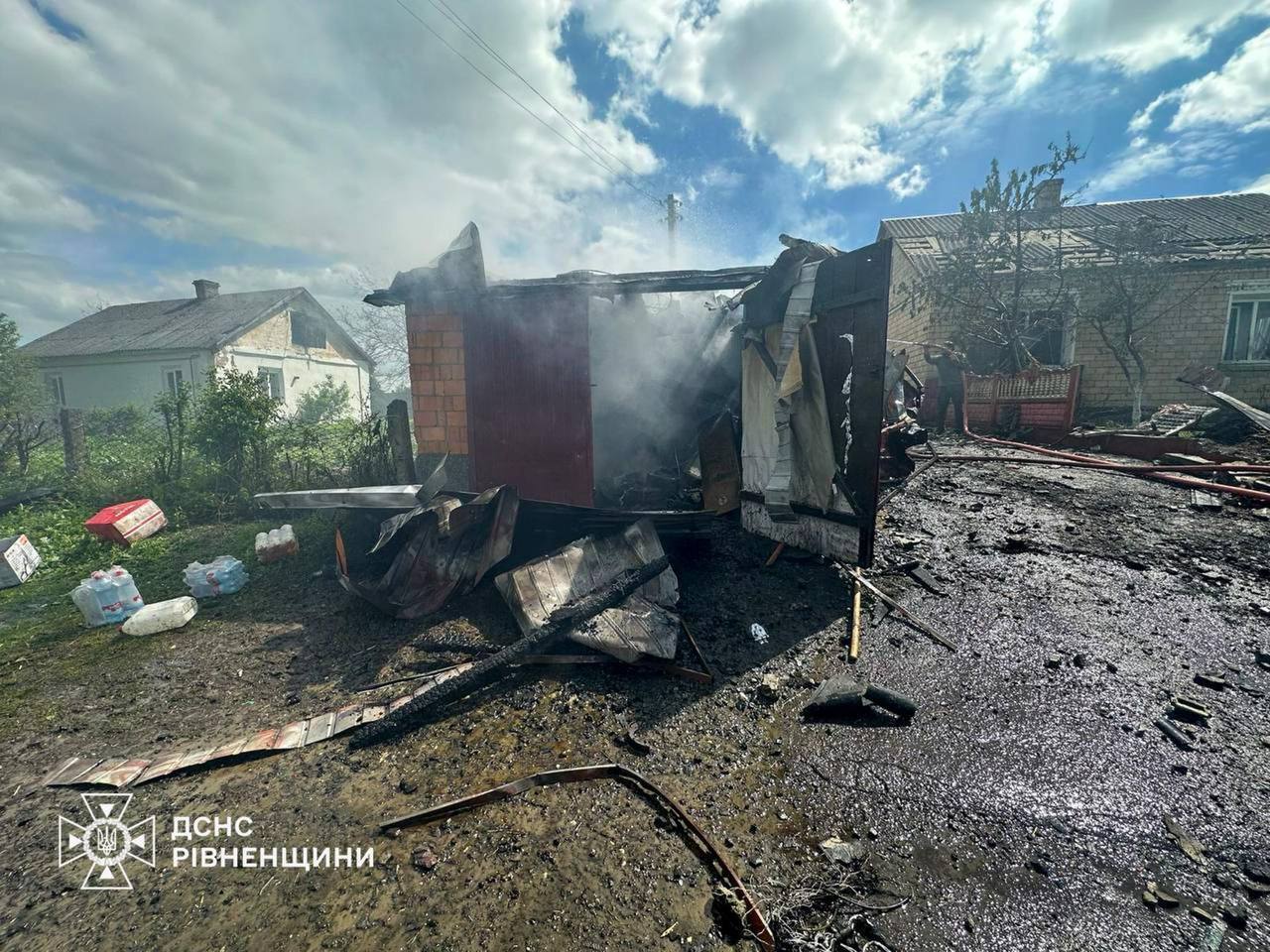 Окупанти атакували Рівненщину: є влучання в житловий будинок, загинули три людини, шестеро поранені