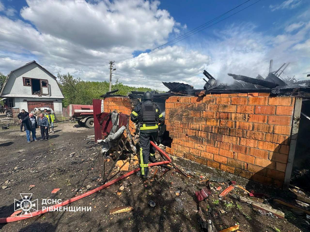 Окупанти атакували Рівненщину: є влучання в житловий будинок, загинули три людини, шестеро поранені