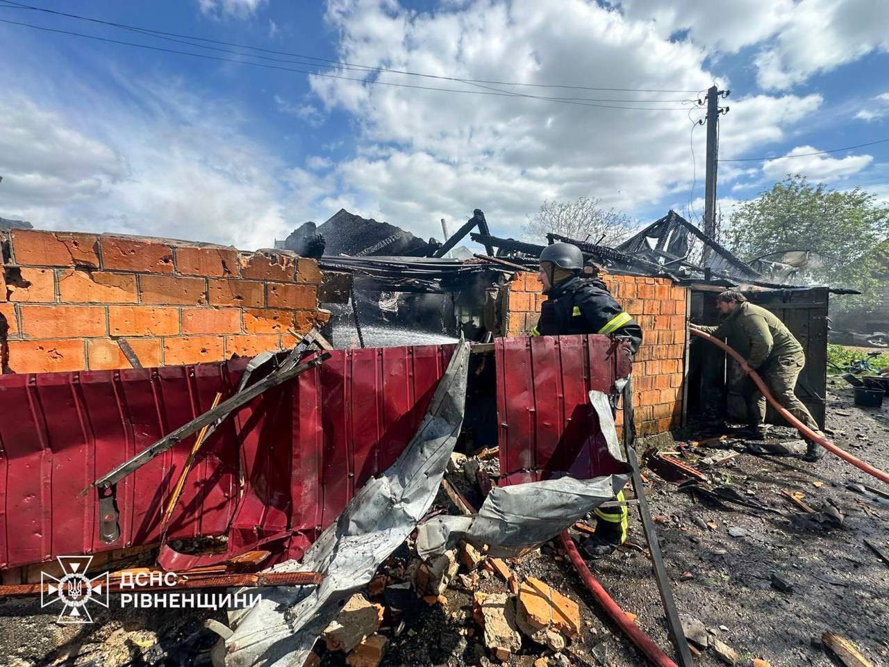 Окупанти атакували Рівненщину: є влучання в житловий будинок, загинули три людини, шестеро поранені