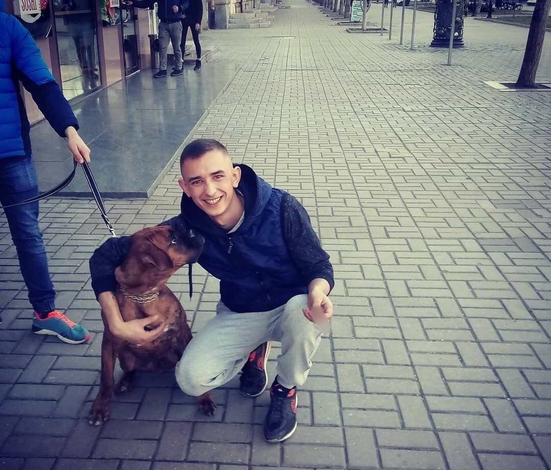 Літав гелікоптером в оточений Маріуполь і пройшов полон: що відомо про чоловіка, який кинув яйцем в Єрмака. Відео