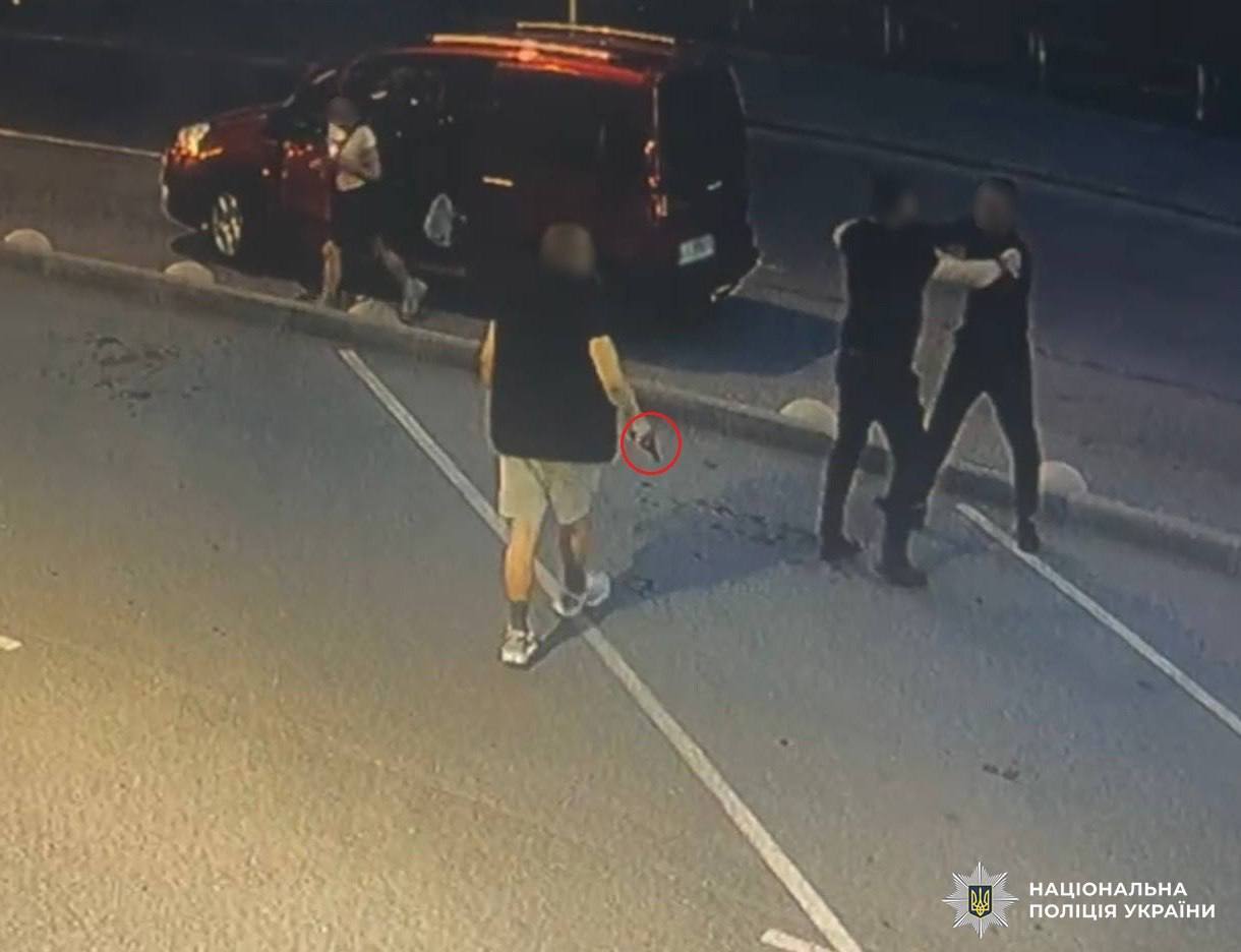 В Киеве на Оболони конфликт между мужчинами закончился стрельбой. Подробности, фото и видео