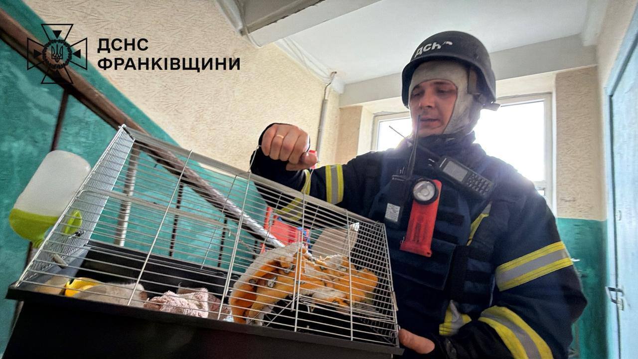Росія атакувала "Шахедами" Івано-Франківськ, є влучання в житлову багатоповерхівку: усі подробиці, Фото і відео
