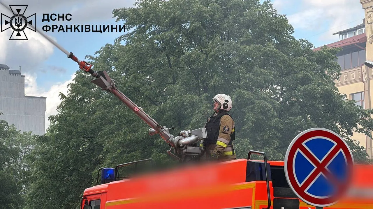 Росія атакувала "Шахедами" Івано-Франківськ, є влучання в житлову багатоповерхівку: усі подробиці, Фото і відео