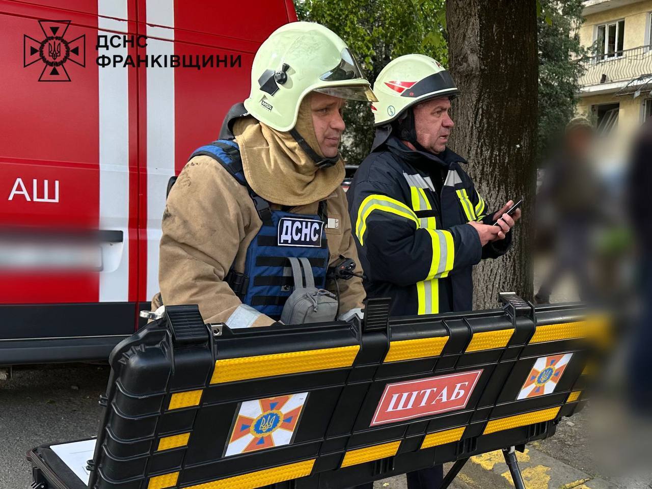 Росія атакувала "Шахедами" Івано-Франківськ, є влучання в житлову багатоповерхівку: усі подробиці, Фото і відео