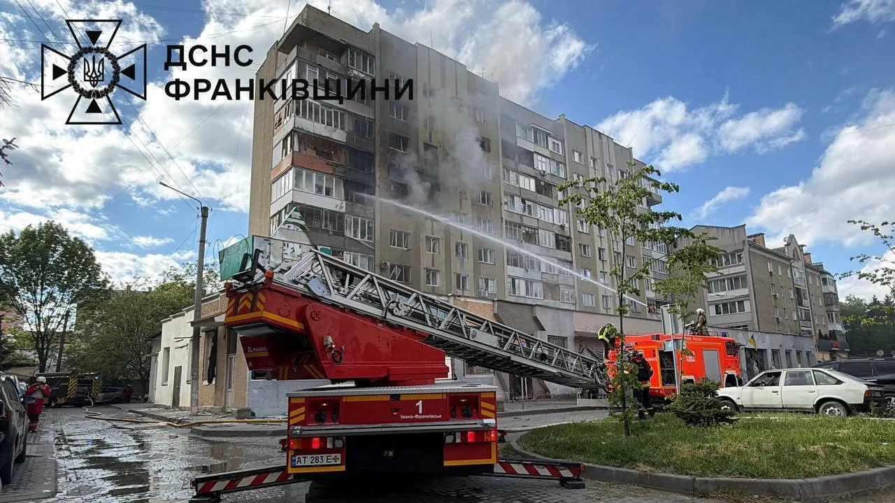 Росія атакувала "Шахедами" Івано-Франківськ, є влучання в житлову багатоповерхівку: усі подробиці, Фото і відео