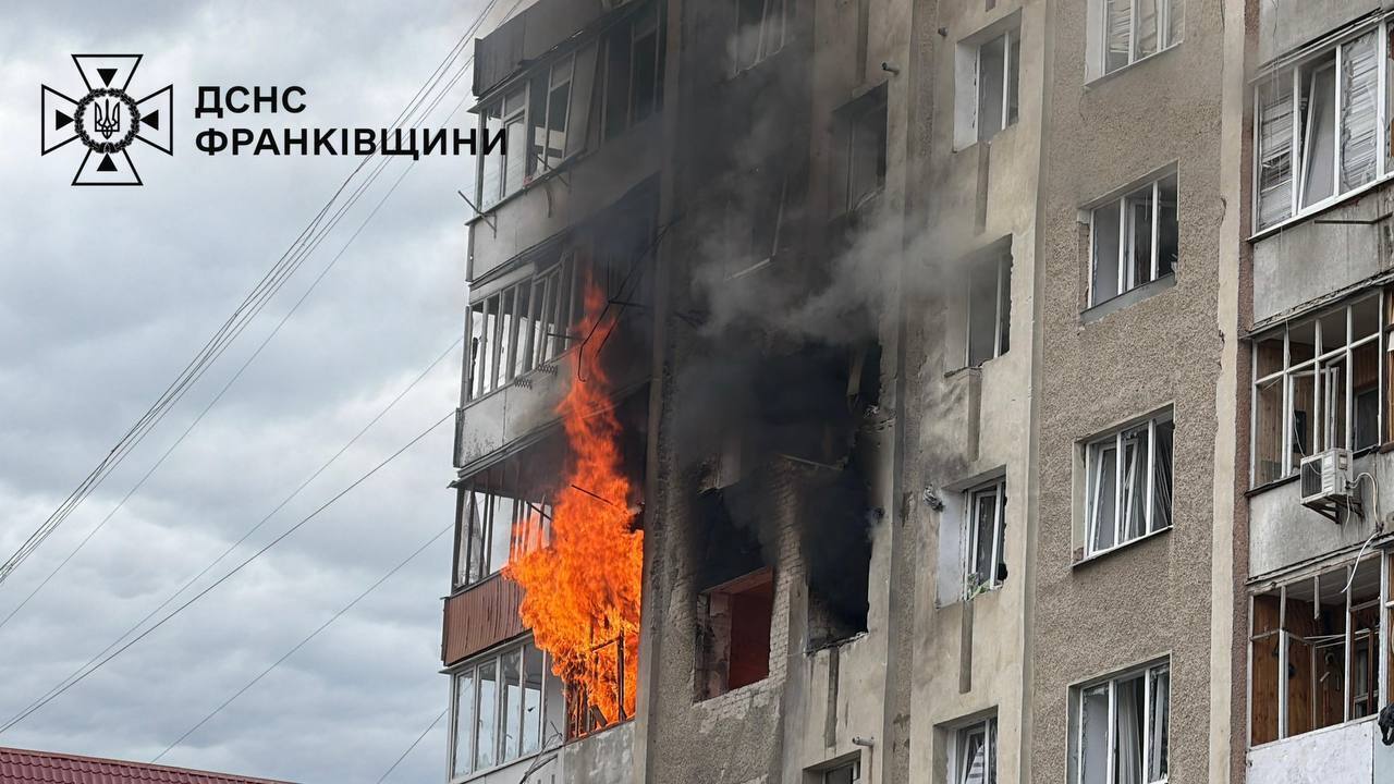Росія атакувала "Шахедами" Івано-Франківськ, є влучання в житлову багатоповерхівку: усі подробиці, Фото і відео