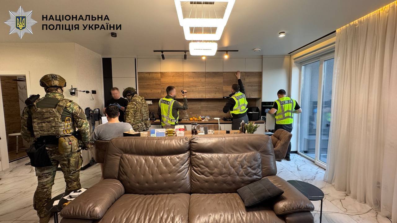 В Киеве директор благотворительной организации легализовал более 100 иностранцев под видом "волонтеров". Подробности, фото и видео