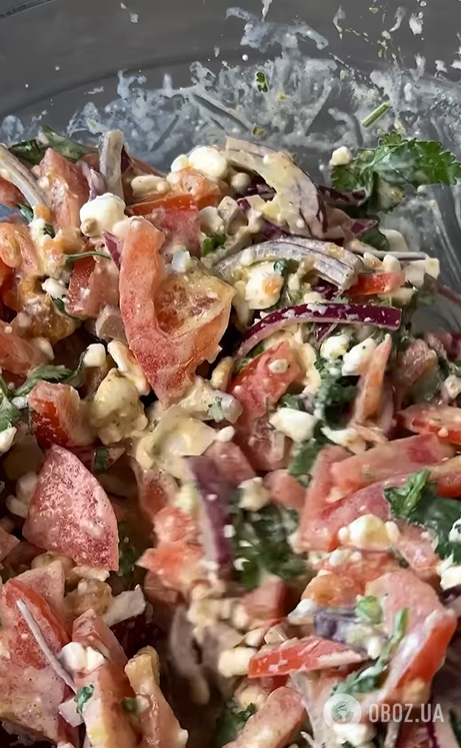 Какой вкусный салат приготовить с зернистым сыром: очень питательное и простое блюдо