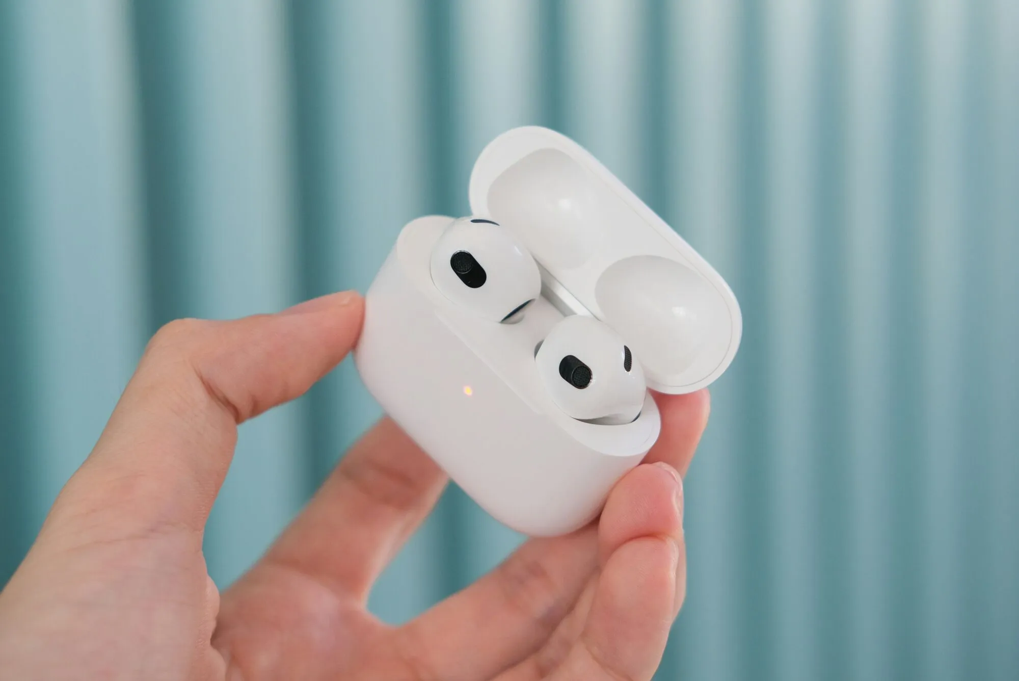 Як керувати AirPods без дотиків: знають не всі користувачі