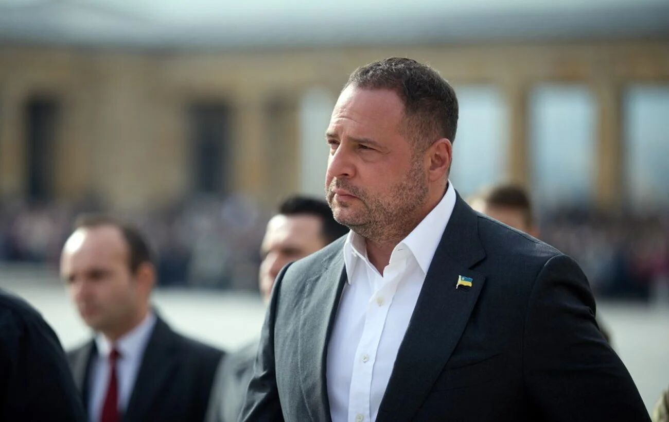 Літав гелікоптером в оточений Маріуполь і пройшов полон: що відомо про чоловіка, який кинув яйцем в Єрмака. Відео