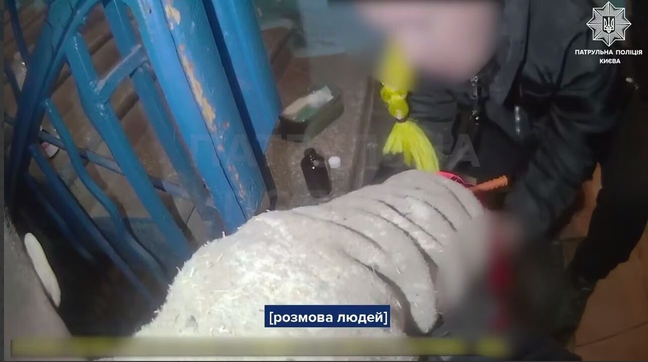 Виносили з пошкоджених будинків поранених: у поліції показали перші хвилини після удару РФ по Києву. Відео