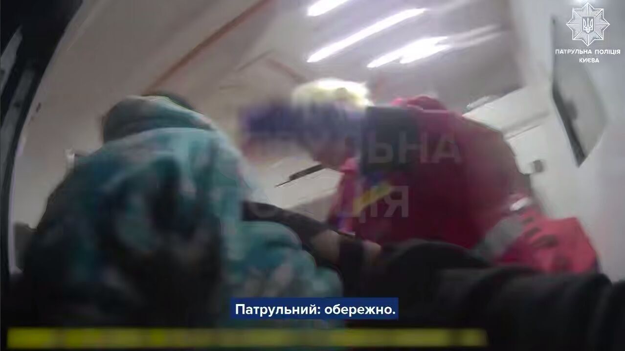 Виносили з пошкоджених будинків поранених: у поліції показали перші хвилини після удару РФ по Києву. Відео