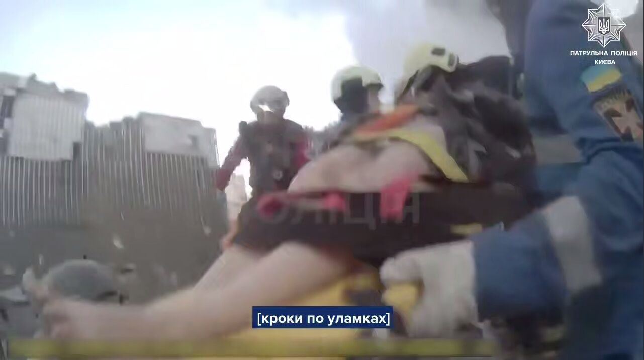 Виносили з пошкоджених будинків поранених: у поліції показали перші хвилини після удару РФ по Києву. Відео