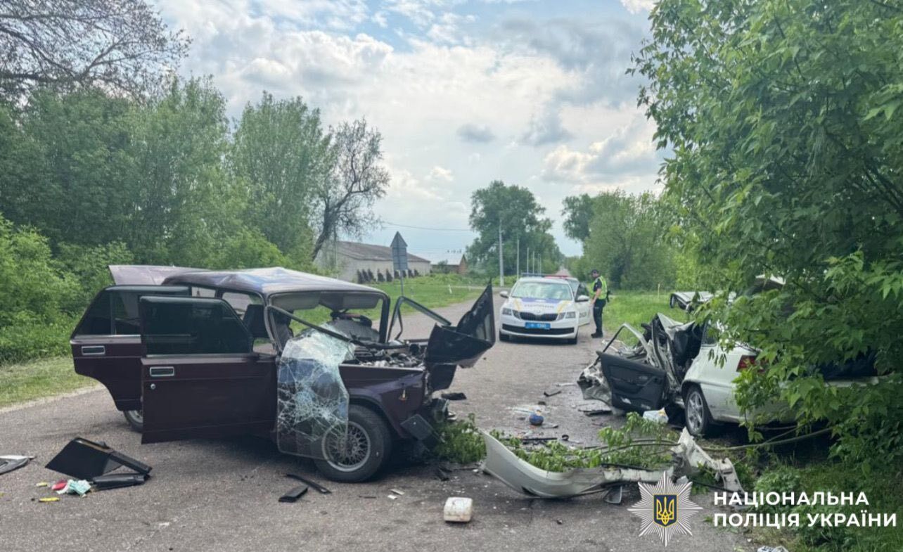 На Київщині сталось лобове зіткнення двох авто: машини перетворились на купи металу, є постраждалі. Фото