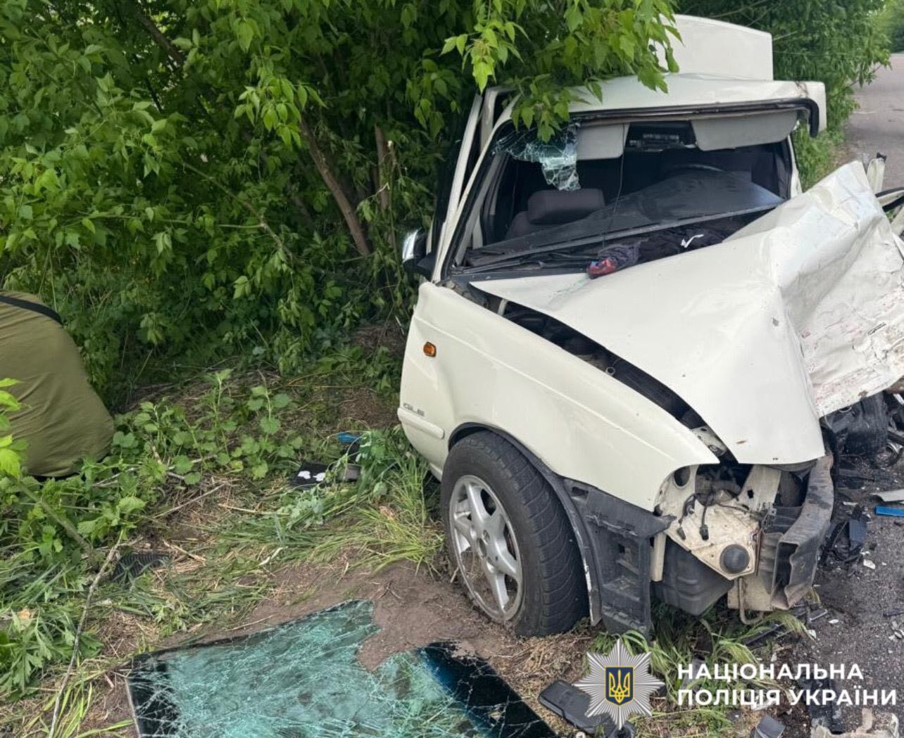 На Київщині сталось лобове зіткнення двох авто: машини перетворились на купи металу, є постраждалі. Фото