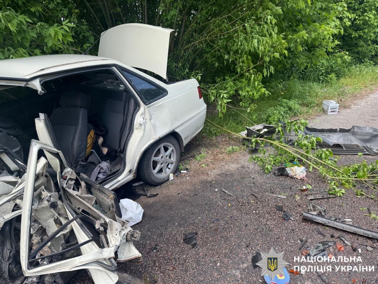 На Київщині сталось лобове зіткнення двох авто: машини перетворились на купи металу, є постраждалі. Фото