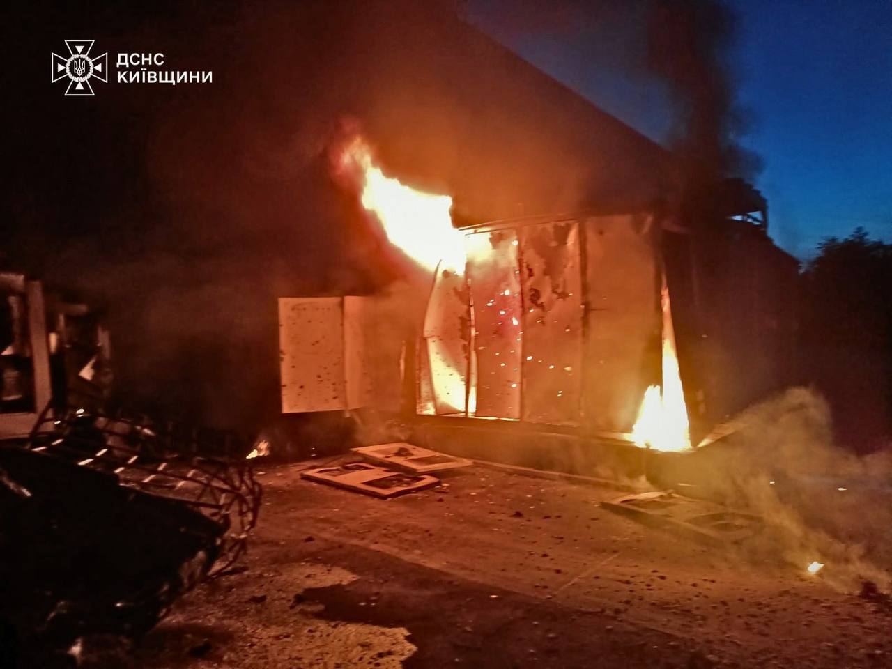 На Київщині внаслідок російської атаки пошкоджено будинки, стались пожежі: є постраждалі. Фото