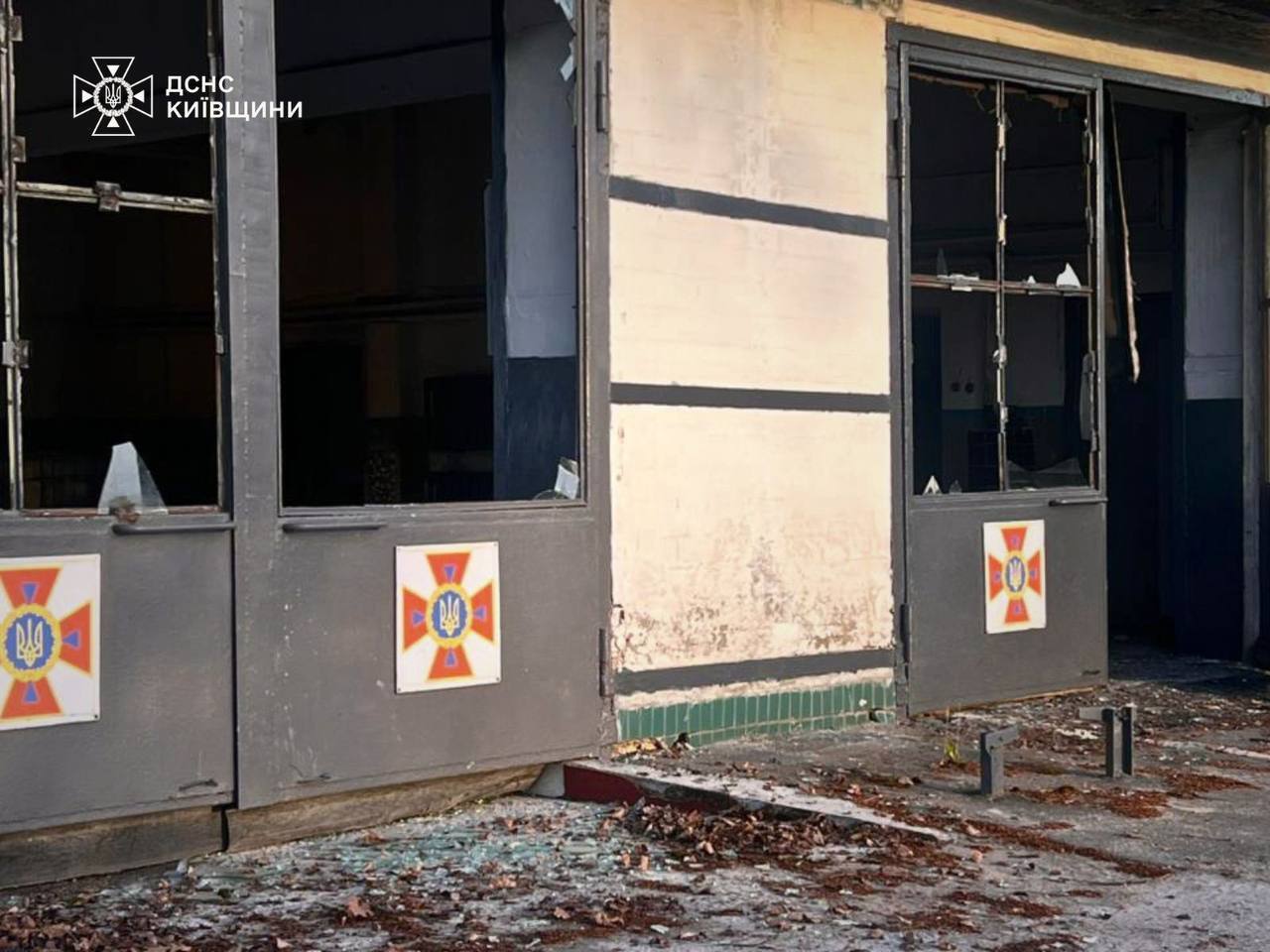 На Київщині внаслідок російської атаки пошкоджено будинки, стались пожежі: є постраждалі. Фото