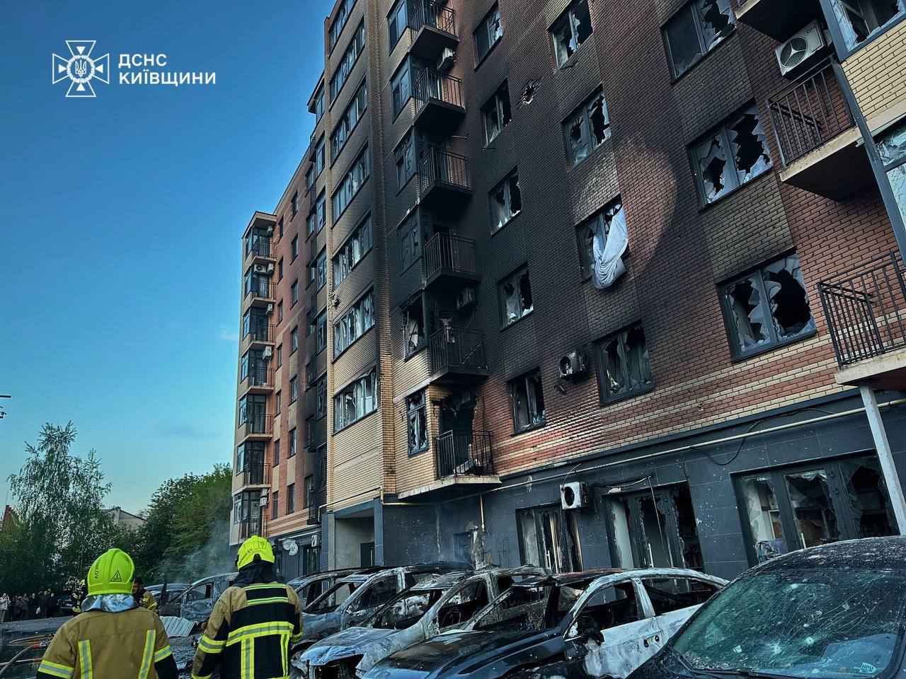 На Київщині внаслідок російської атаки пошкоджено будинки, стались пожежі: є постраждалі. Фото