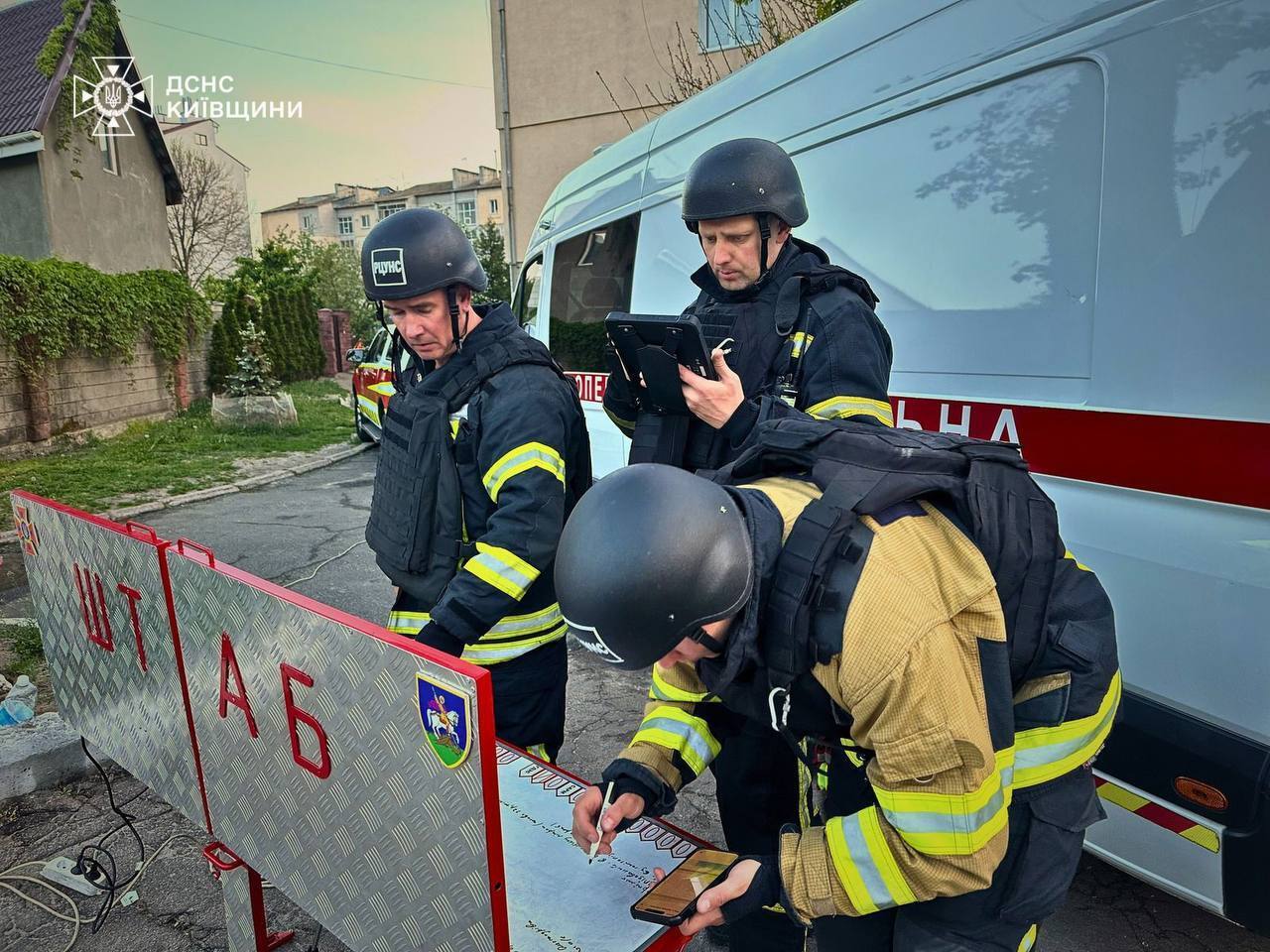 На Київщині внаслідок російської атаки пошкоджено будинки, стались пожежі: є постраждалі. Фото