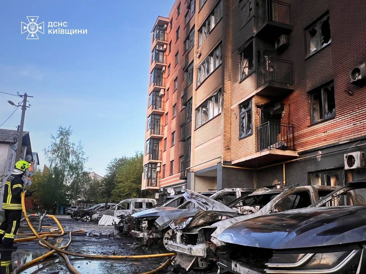 На Київщині внаслідок російської атаки пошкоджено будинки, стались пожежі: є постраждалі. Фото