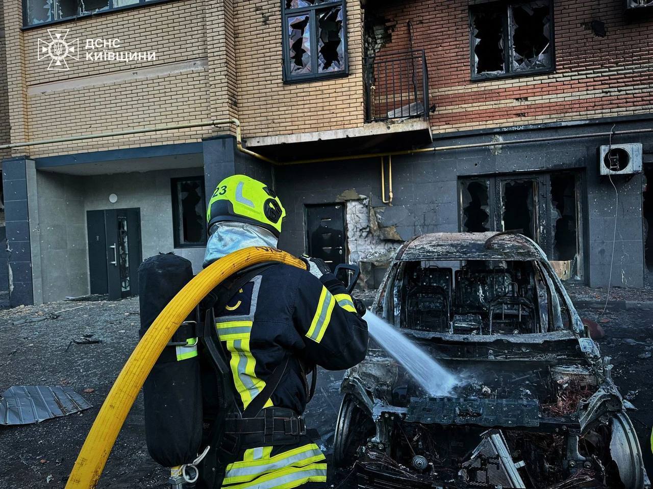 На Київщині внаслідок російської атаки пошкоджено будинки, стались пожежі: є постраждалі. Фото