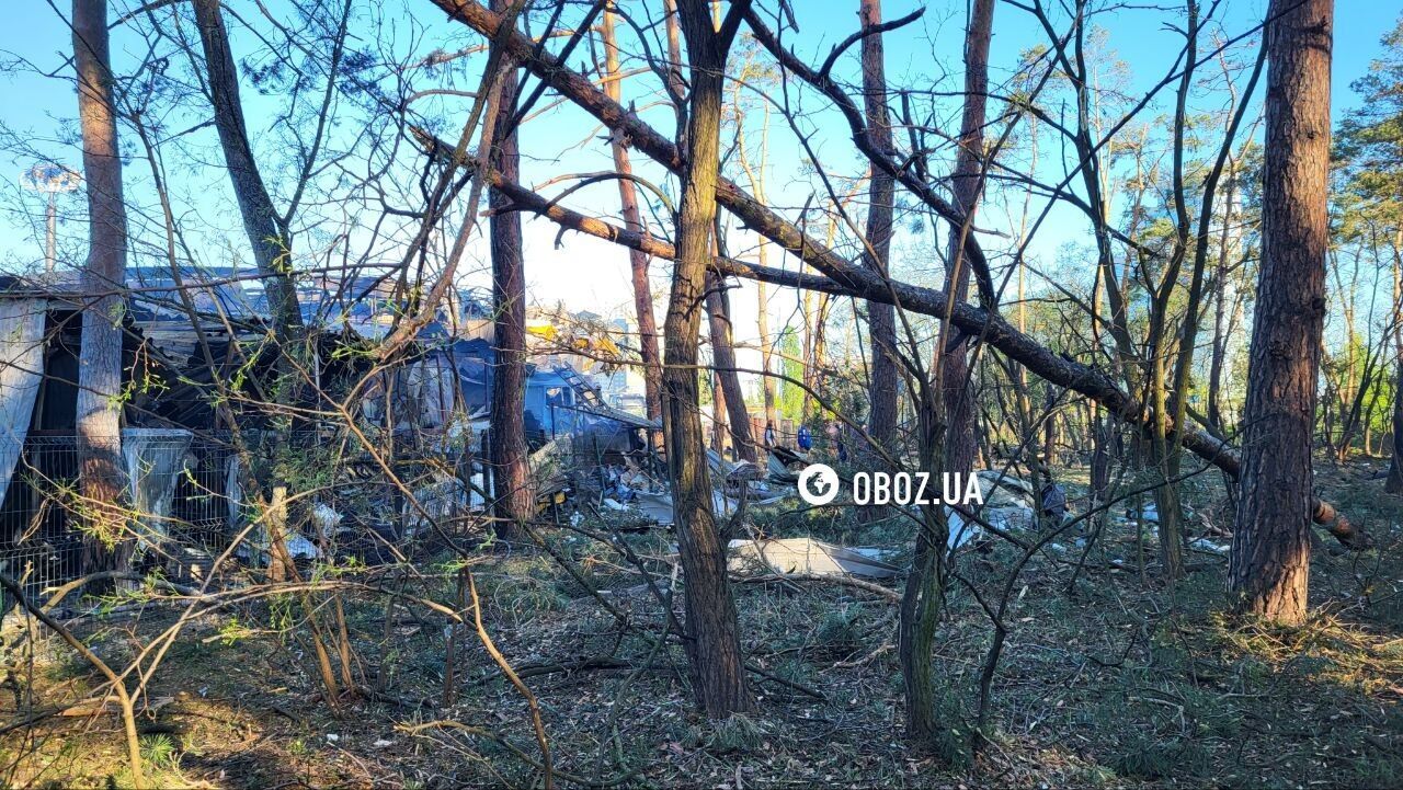 Чудом не взорвались резервуары: появились фото и видео изуродованной российским ударом АЗС в Киеве