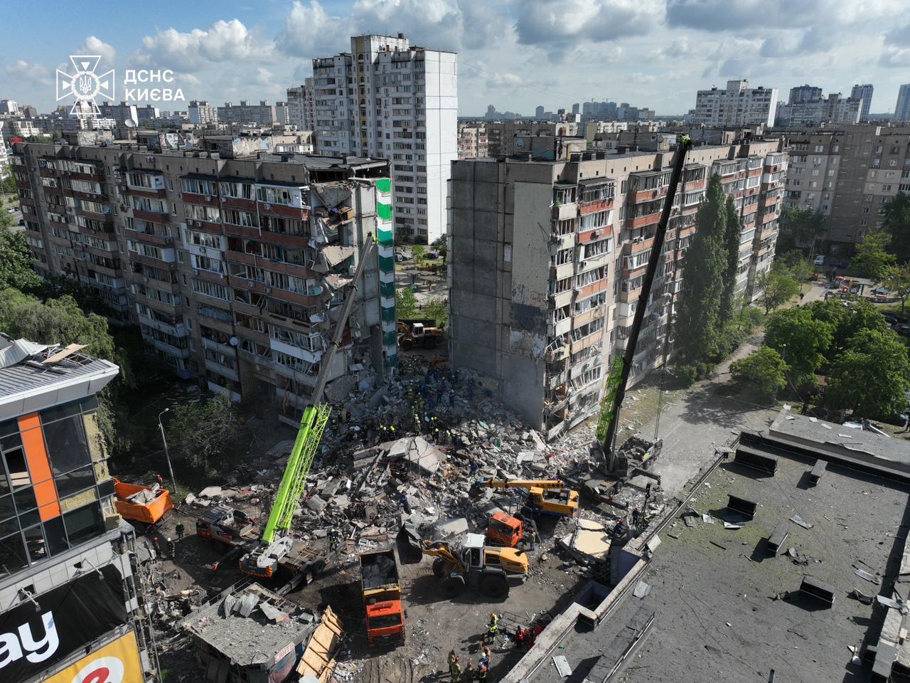 В Киеве продолжается разбор завалов после атаки РФ: уничтоженный ракетой подъезд дома показали с высоты. Фото и видео