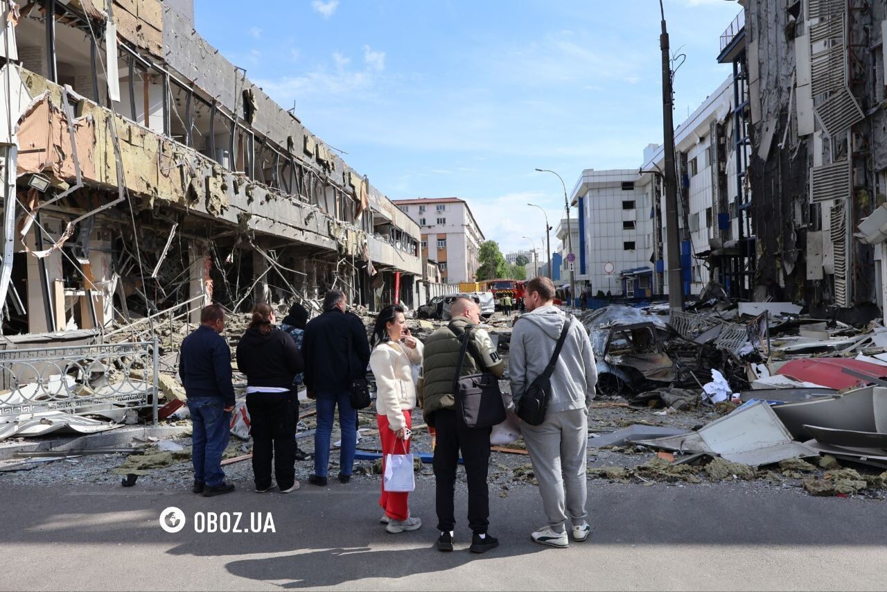 Вибиті вікна та стіни: у Києві на Оболоні внаслідок обстрілу РФ пошкоджено бізнес-центр. Фото та відео