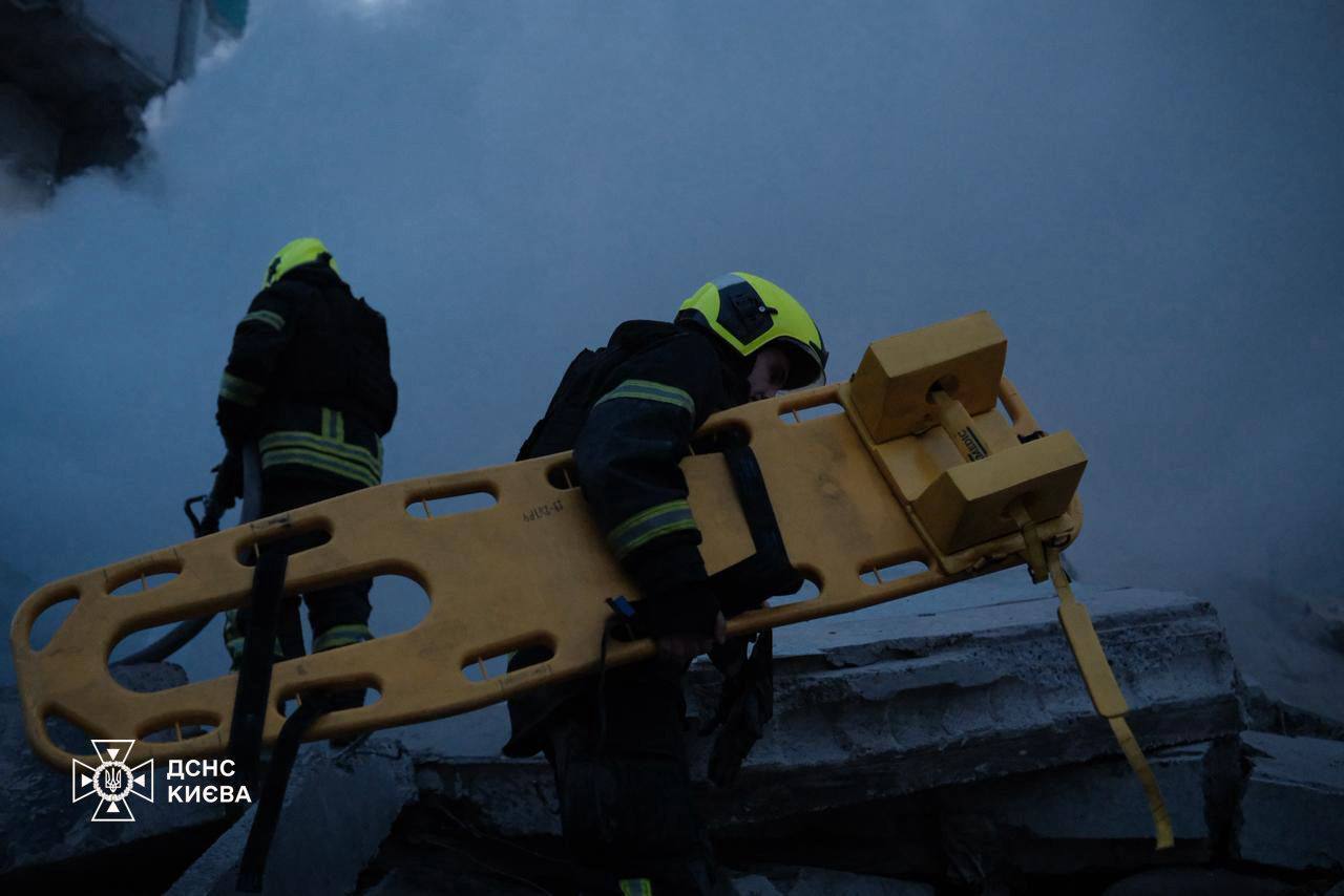 У Києві внаслідок російської атаки обвалилася частина багатоповерхівки: на місці працюють рятувальники. Фото і відео