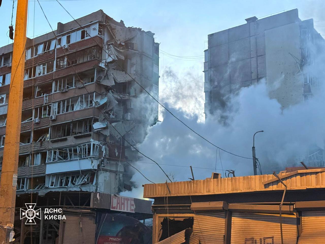 У Києві внаслідок російської атаки обвалилася частина багатоповерхівки: на місці працюють рятувальники. Фото і відео