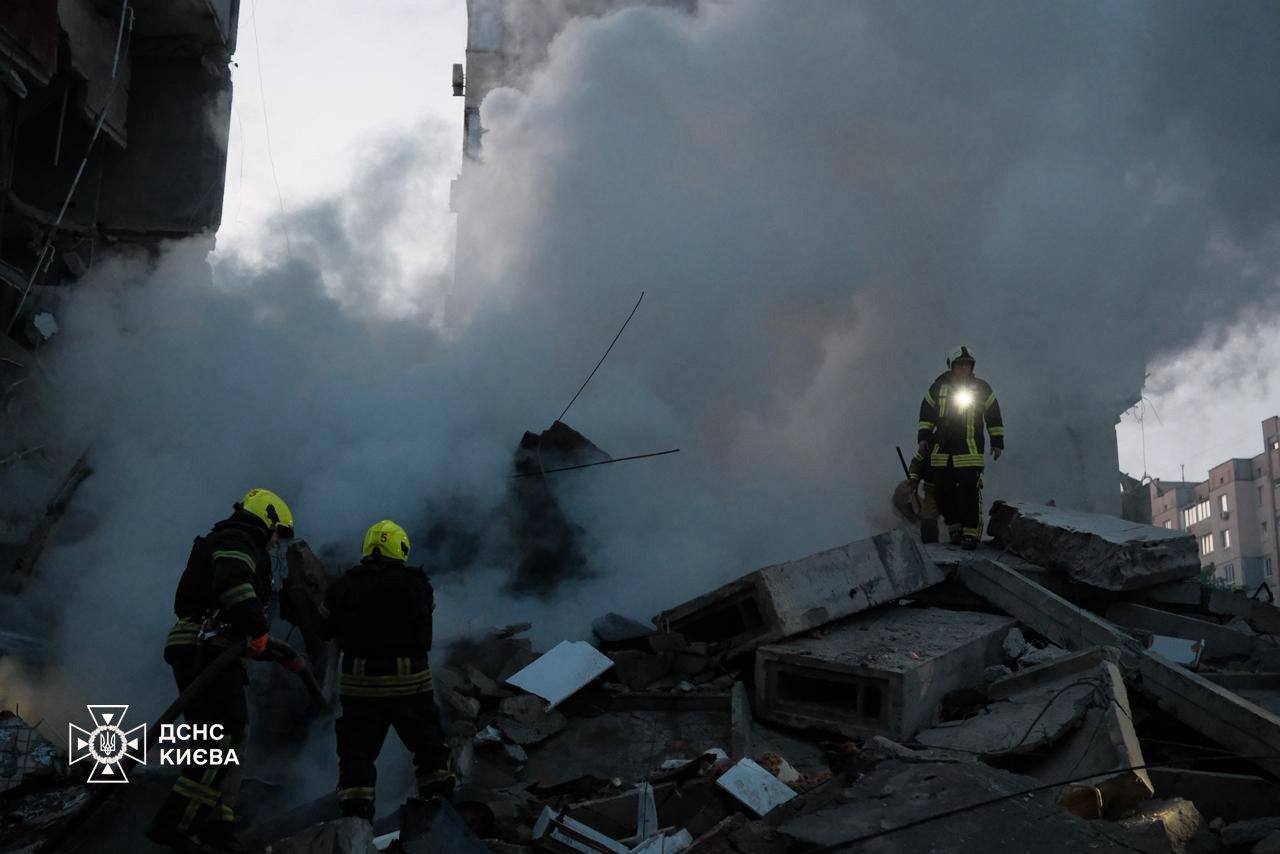 У Києві внаслідок російської атаки обвалилася частина багатоповерхівки: на місці працюють рятувальники. Фото і відео