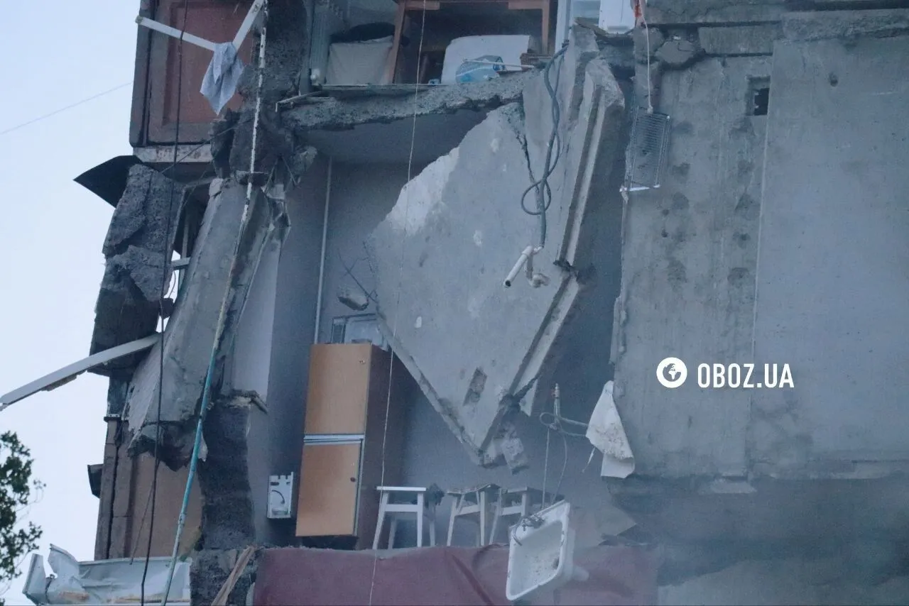 У Києві внаслідок російської атаки обвалилася частина багатоповерхівки: на місці працюють рятувальники. Фото і відео